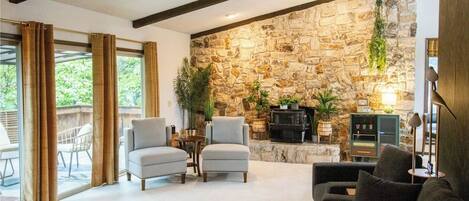 Fernseher, Videospiele, Tischfußball, Tischtennisplatte