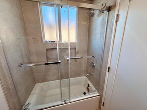 Hair dryer, towels, soap, toilet paper - Charming Newly Built ADU. Perfect for Families (Garden Grove)
