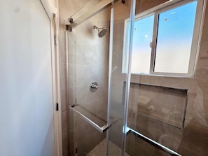 Hair dryer, towels, soap, toilet paper - Charming Newly Built ADU. Perfect for Families (Garden Grove)