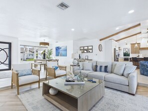 TV, stereo - 3 Bedroom Waterfront Pool Villa with Gulf Access (Cape Coral)