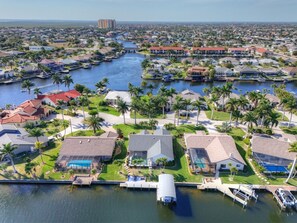 Exterior - 3 Bedroom Waterfront Pool Villa with Gulf Access (Cape Coral)