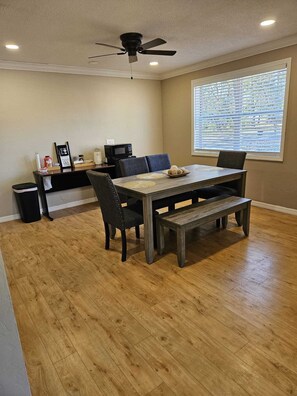 Dining - Cozy Home Near Springs, Suwannee Park & I-10 (Live Oak)