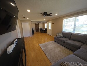 Living area - Cozy Home Near Springs, Suwannee Park & I-10 (Live Oak)