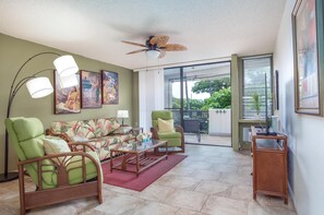 คอนโด, เตียงควีนไซส์ 1 เตียง และโซฟาเบด (Kailua Bay Resort#4-204) | บริเวณนั่งเล่น