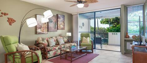 Condo, 1 cama Queen size y sofá cama (Kailua Bay Resort#4-204) | Área de sala de estar