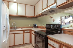 Apartamento, 1 cama de matrimonio con sofá cama (Kailua Bay Resort#4-204) | Cocina privada