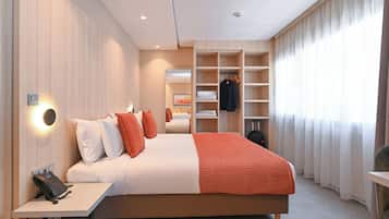 Comfort-Doppelzimmer, Stadtblick | Individuell dekoriert, individuell eingerichtet, Schreibtisch