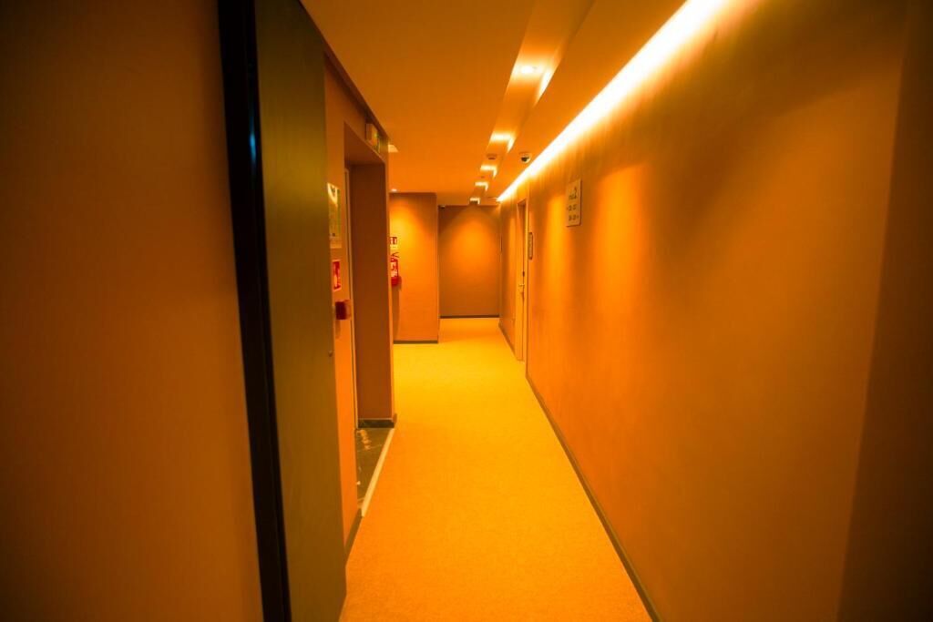 Handrails in hallways