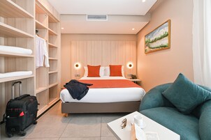 Habitación Confort doble, vistas a la ciudad | Escritorio, cortinas opacas, sistema de insonorización