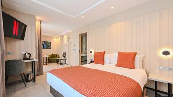 Suite Luxe, vue ville | Décoration personnalisée, ameublement personnalisé, bureau