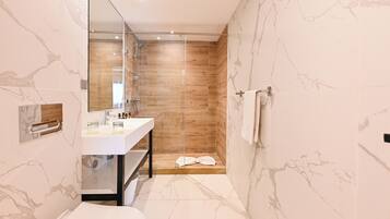 Serviettes fournies, savon, shampoing, papier toilette