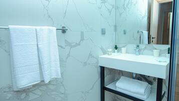 Serviettes fournies, savon, shampoing, papier toilette