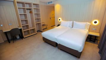 Habitación Deluxe doble, vistas a la ciudad | Escritorio, cortinas opacas, sistema de insonorización