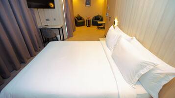 Suite de lujo, vista a la ciudad | Escritorio, cortinas blackout y insonorización