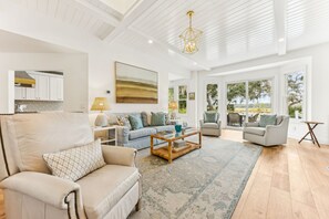 Een televisie, een open haard en boeken