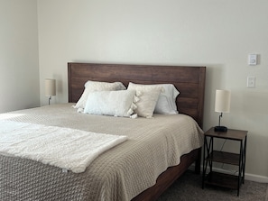 Iron/ironing board, WiFi, bed sheets - Cozy West end 3 bed 2 bath Newdale Bungalow, Clean, Quiet & Close to Everything. (Bryan)