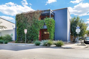Exterior - Private Southtown Compound | Rooftop Terrace | Walk to Alamodome & River Walk (San Antonio)