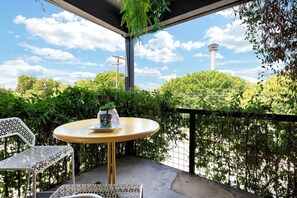 Outdoor dining - Private Southtown Compound | Rooftop Terrace | Walk to Alamodome & River Walk (San Antonio)