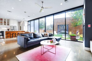 TV - Private Southtown Compound | Rooftop Terrace | Walk to Alamodome & River Walk (San Antonio)