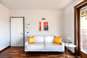 TV - Oliveto al Porto 35 with lake view and pool (Moniga del Garda)