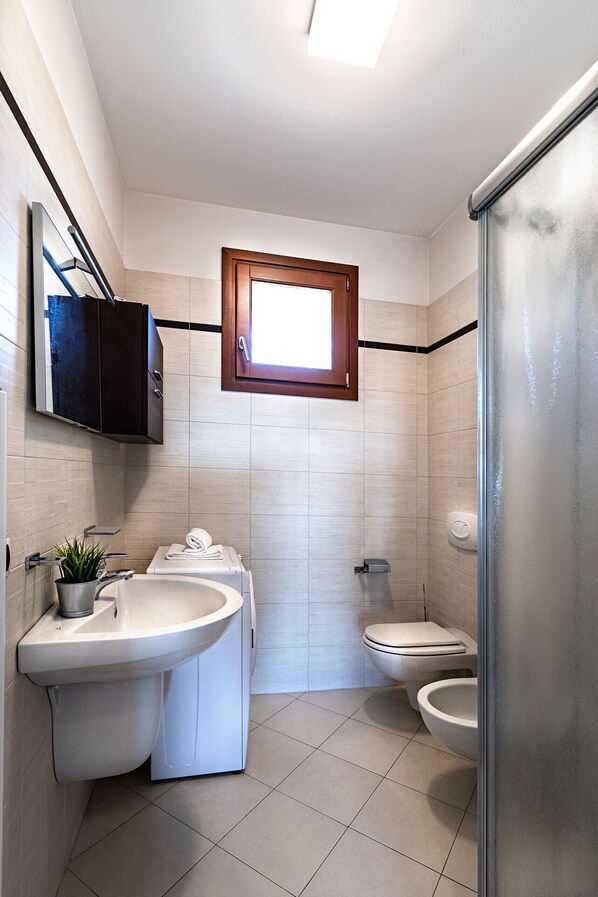 Dusche, Haartrockner, Bidet, Handtücher
