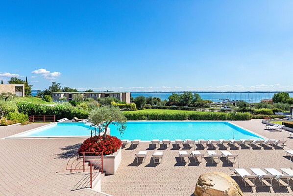 Outdoor pool - Oliveto al Porto 35 with lake view and pool (Moniga del Garda)