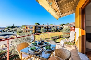 Outdoor dining - Oliveto al Porto 35 with lake view and pool (Moniga del Garda)