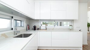 Fridge, microwave, oven, stovetop - Dino Beach House - Three Bedroom House, Sleeps 6 (Aroeira)