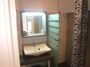 Towels, toilet paper - Superb apartment with sea view, right in the center of town (Antsiranana)