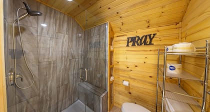 Premium Cabin w/ Fishing Kayaks Grill Hiking and much more!