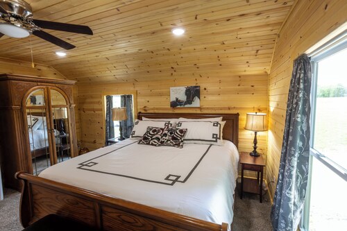 Premium Cabin w/ Fishing  Kayaks  Grill  Hiking and much more!