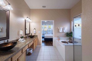 Shower, hair dryer, towels - Home Sweet Heartland | Relaxing Valrico Home (Valrico)
