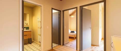 Tabla de planchar con plancha, wifi y ropa de cama