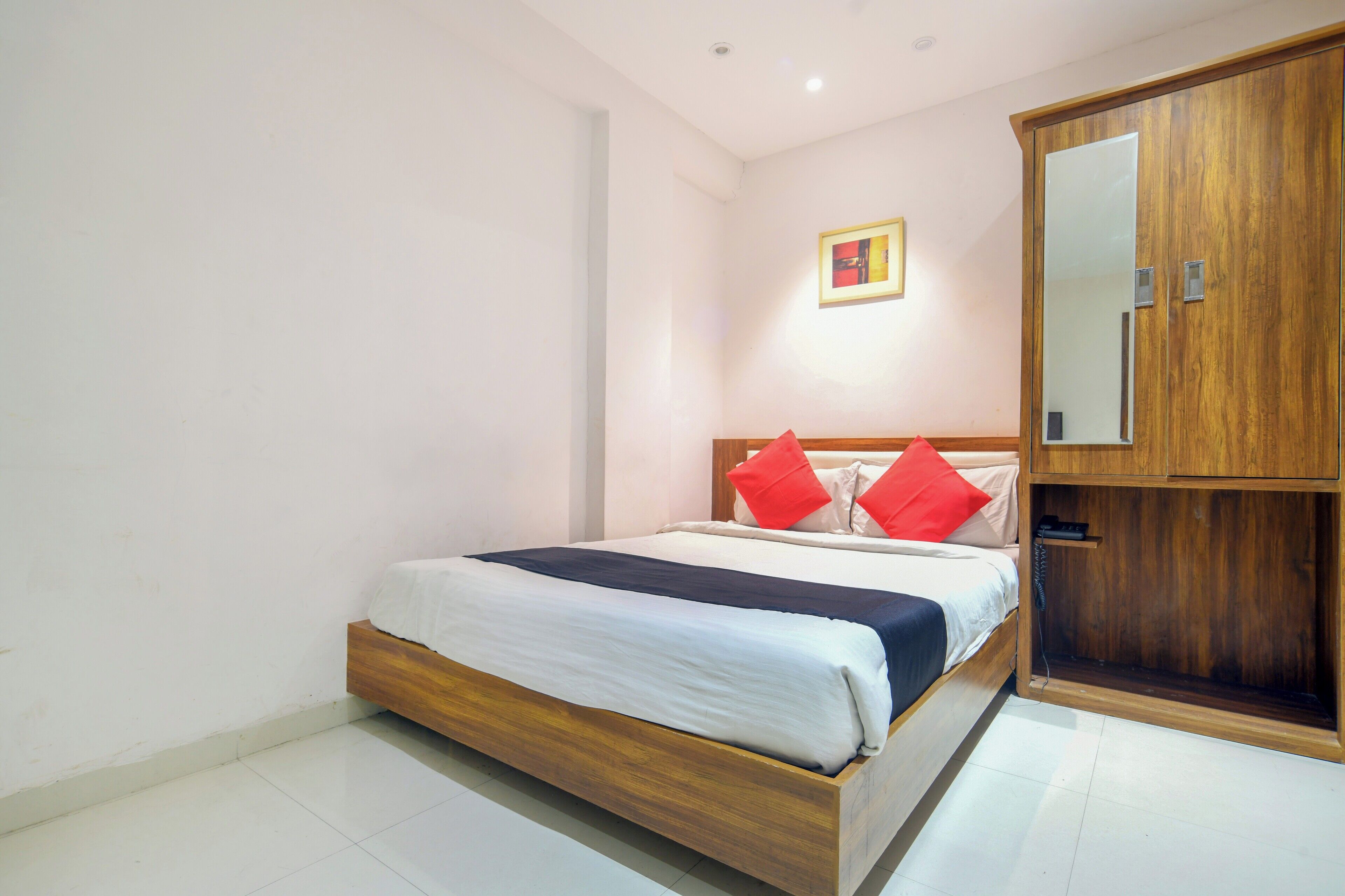 Economy Room | Desk, laptop workspace, free WiFi