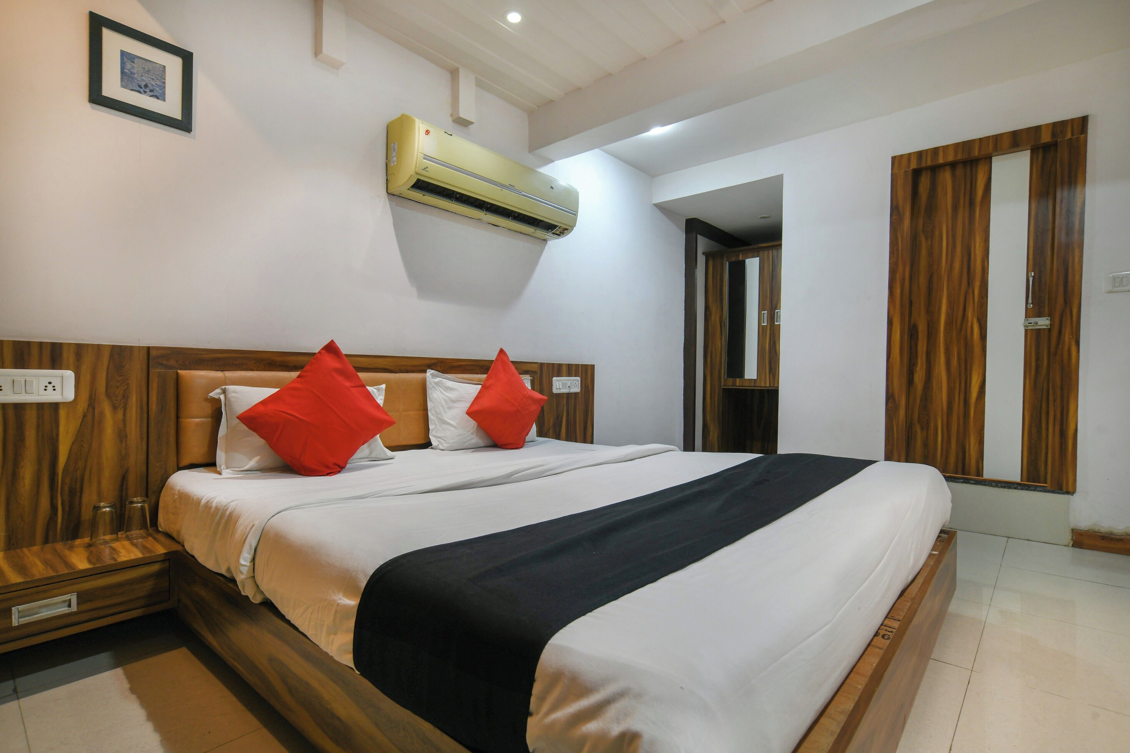 Desk, laptop workspace, free WiFi