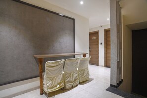 Lobby - The Cliff Hotel (Indore)