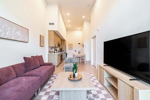 Smart TV, table football, ping pong - Premium 1B1B Living with Pool, Spa and Smart 4K TVs (Montclair)