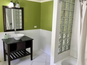 Dusche, Haartrockner, Handtücher, Toilettenpapier