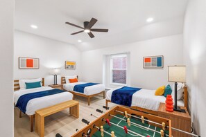 4 quartos, escrivaninha, ferros/tábuas de passar roupa