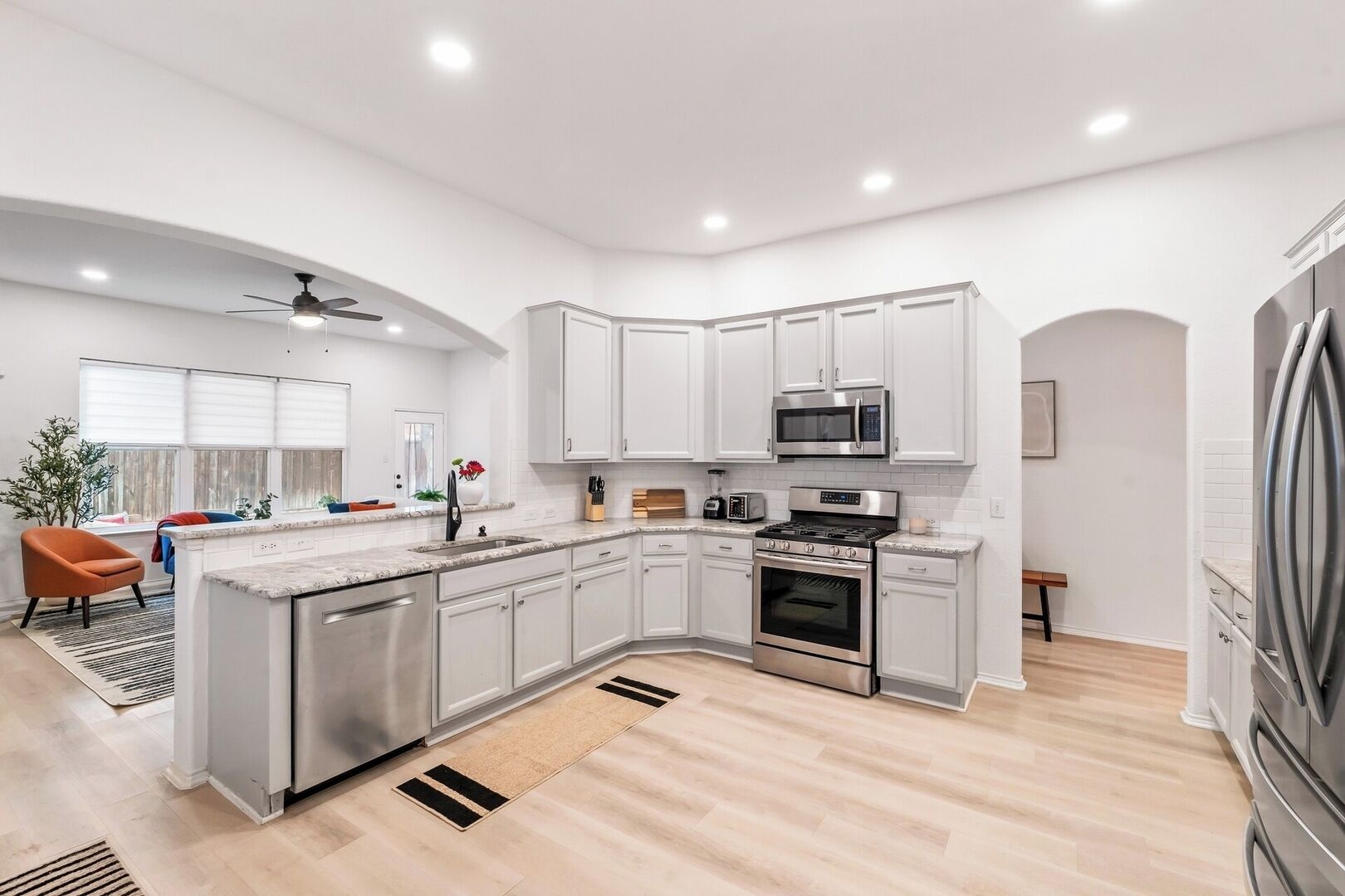 Kühlschrank, Mikrowelle, Ofen, Herdplatte