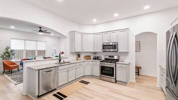 Kühlschrank, Mikrowelle, Ofen, Herdplatte