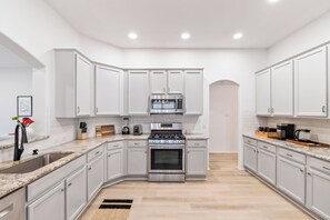 Kjøleskap, mikrobølgeovn, ovn og kokeplater