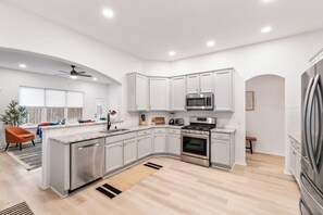 Geladeira, micro-ondas, fogão, cooktop