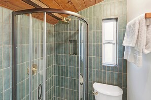 Shower, hair dryer, towels, soap - Serene 3-bedroom cabin in Big Bear Lake perfect for relaxing getaway (Big Bear Lake)