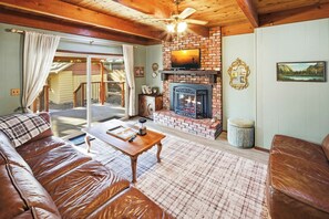 Living area - Serene 3-bedroom cabin in Big Bear Lake perfect for relaxing getaway (Big Bear Lake)