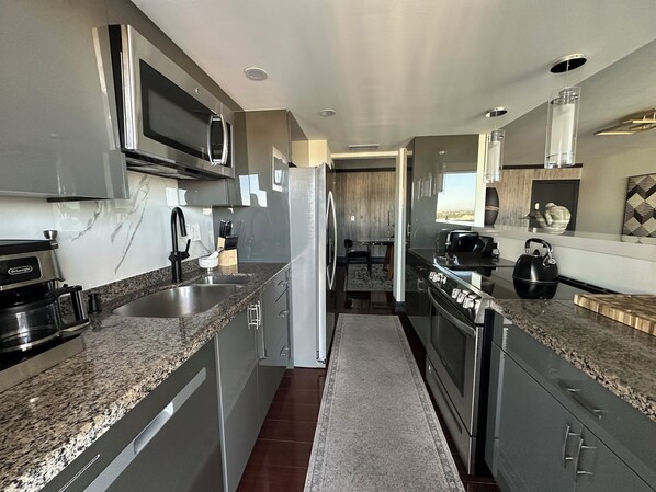 Private kitchen - Classy unit, ocean and intracoastal views in Fort Lauderdale steps from ocean. (Fort Lauderdale)