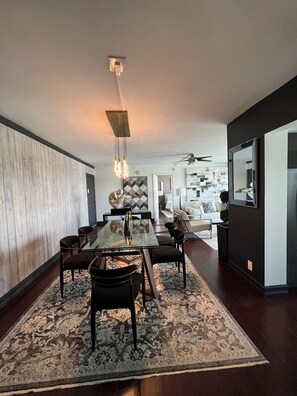 Dining -  Classy unit, ocean and intracoastal views in Fort Lauderdale steps from ocean. (Fort Lauderdale)