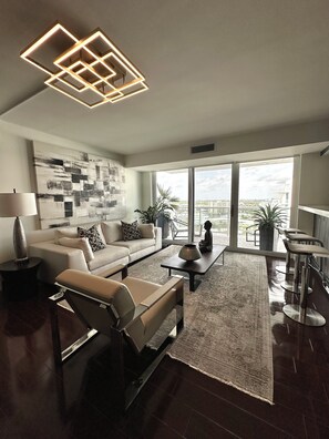 Smart TV -  Classy unit, ocean and intracoastal views in Fort Lauderdale steps from ocean. (Fort Lauderdale)