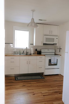 Fridge, microwave, oven, stovetop - The Emerson Bungalow Private Retreat Near Park (North Charleston)
