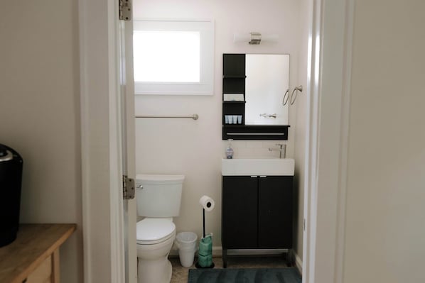 Shower, hair dryer, towels, shampoo - The Emerson Bungalow Private Retreat Near Park (North Charleston)